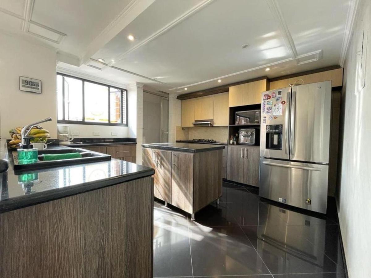 3 Story Penthouse With 2 Parking Spaces In Laureles Сasa de vacaciones