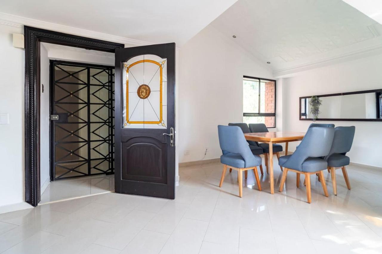 3 Story Penthouse With 2 Parking Spaces In Laureles Сasa de vacaciones Medellín